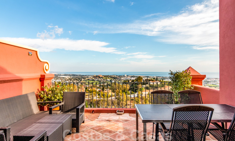Prístino ático con vistas panorámicas al mar y a la montaña en venta en Benahavis, Marbella 20253