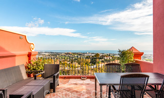 Prístino ático con vistas panorámicas al mar y a la montaña en venta en Benahavis, Marbella 20253 