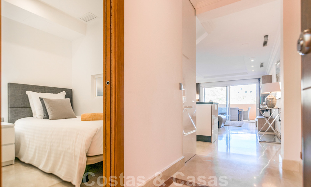 Hermoso apartamento con gran terraza y bonitas vistas al mar a la venta en un exclusivo complejo de lujo en Nueva Andalucía 20095