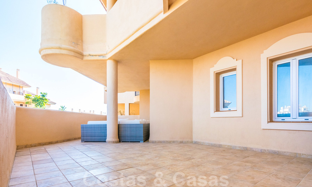 Hermoso apartamento con gran terraza y bonitas vistas al mar a la venta en un exclusivo complejo de lujo en Nueva Andalucía 20109