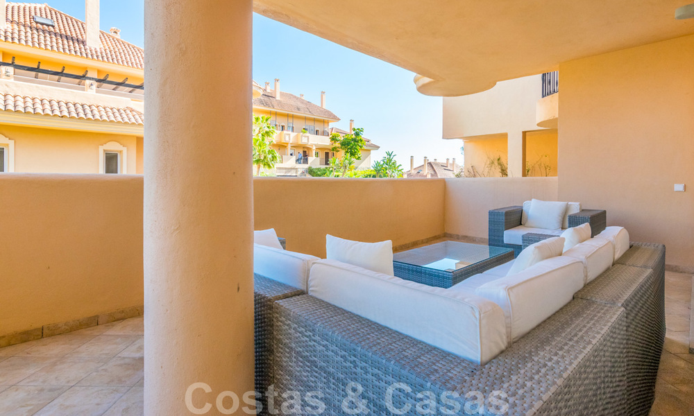 Hermoso apartamento con gran terraza y bonitas vistas al mar a la venta en un exclusivo complejo de lujo en Nueva Andalucía 20112