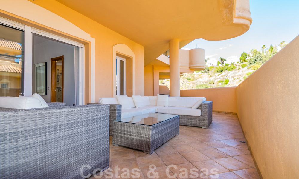 Hermoso apartamento con gran terraza y bonitas vistas al mar a la venta en un exclusivo complejo de lujo en Nueva Andalucía 20115