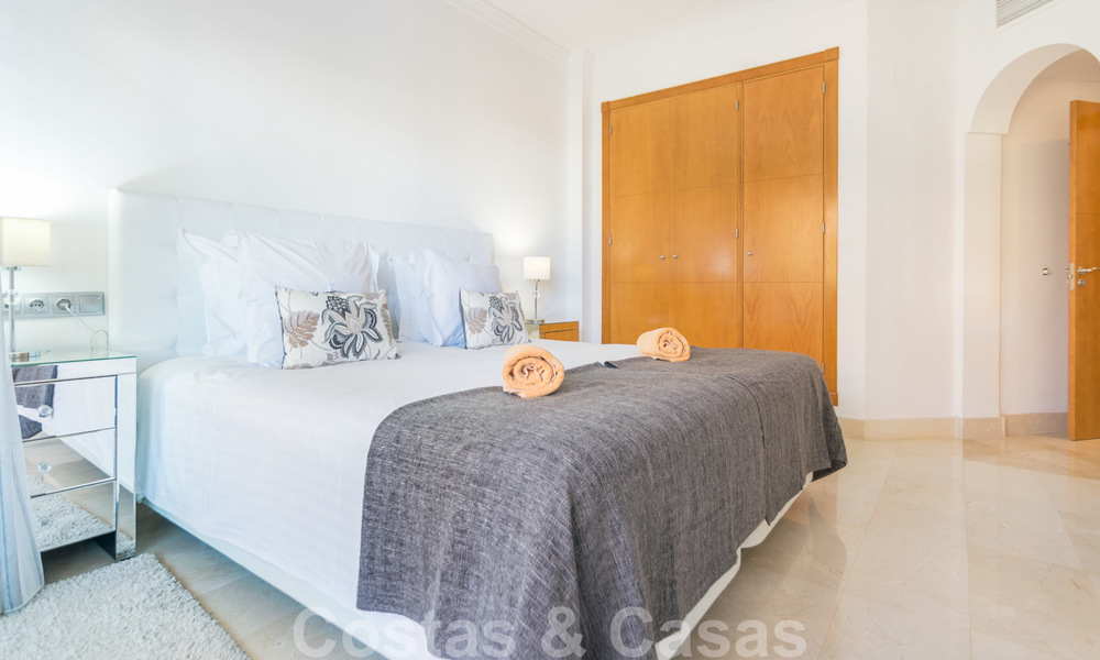 Hermoso apartamento con gran terraza y bonitas vistas al mar a la venta en un exclusivo complejo de lujo en Nueva Andalucía 20123