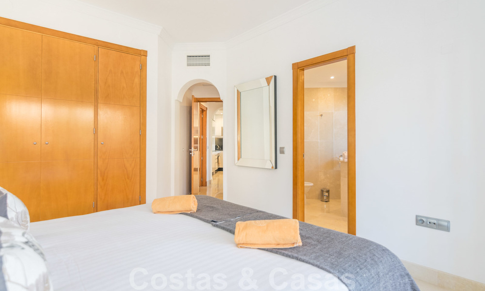 Hermoso apartamento con gran terraza y bonitas vistas al mar a la venta en un exclusivo complejo de lujo en Nueva Andalucía 20125