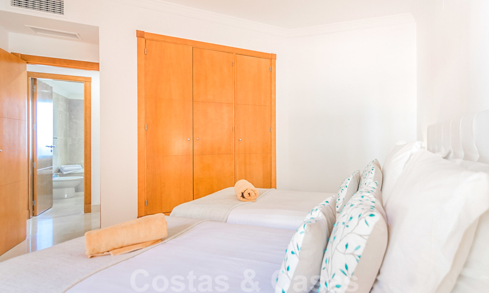 Hermoso apartamento con gran terraza y bonitas vistas al mar a la venta en un exclusivo complejo de lujo en Nueva Andalucía 20130