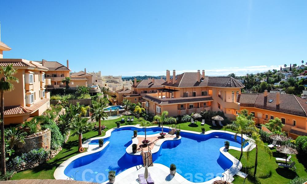 Hermoso apartamento con gran terraza y bonitas vistas al mar a la venta en un exclusivo complejo de lujo en Nueva Andalucía 20214