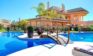 Hermoso apartamento con gran terraza y bonitas vistas al mar a la venta en un exclusivo complejo de lujo en Nueva Andalucía 20215 