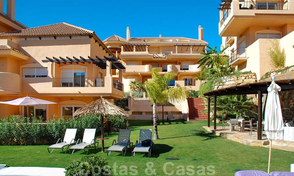 Hermoso apartamento con gran terraza y bonitas vistas al mar a la venta en un exclusivo complejo de lujo en Nueva Andalucía 20218