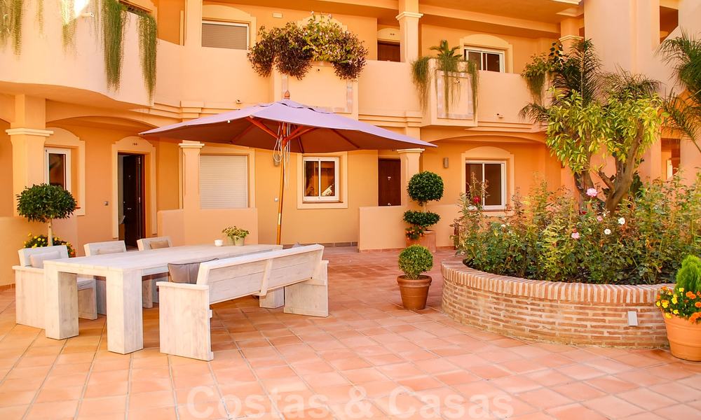 Hermoso apartamento con gran terraza y bonitas vistas al mar a la venta en un exclusivo complejo de lujo en Nueva Andalucía 20219