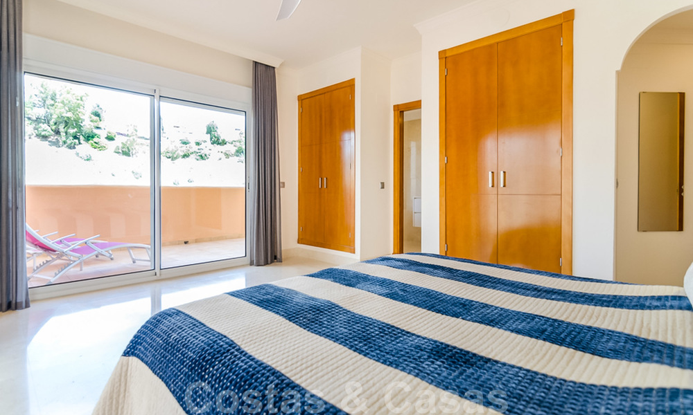 Amplio apartamento totalmente renovado con impresionantes vistas al mar en venta en un prestigioso complejo en Nueva Andalucía 20183