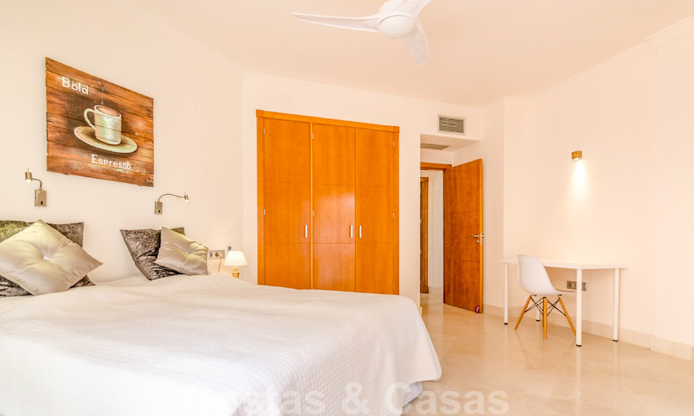 Amplio apartamento totalmente renovado con impresionantes vistas al mar en venta en un prestigioso complejo en Nueva Andalucía 20184