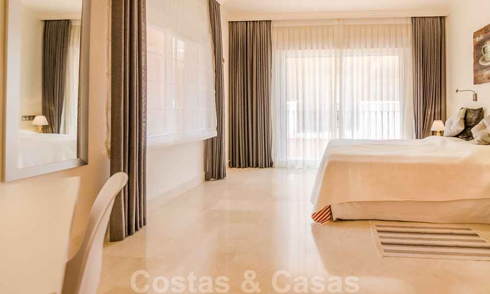 Amplio apartamento totalmente renovado con impresionantes vistas al mar en venta en un prestigioso complejo en Nueva Andalucía 20189
