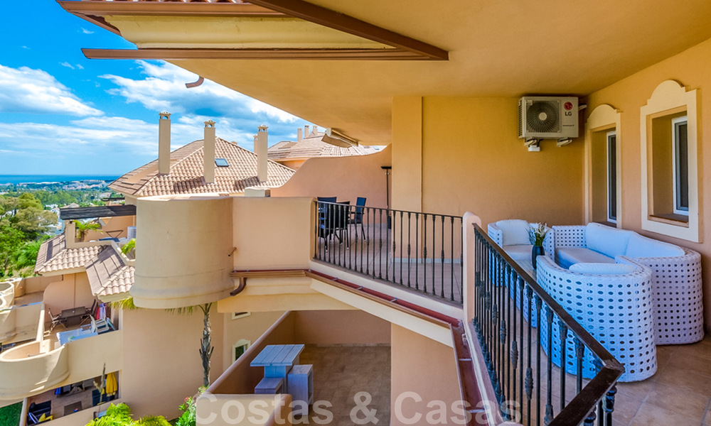 Amplio apartamento totalmente renovado con impresionantes vistas al mar en venta en un prestigioso complejo en Nueva Andalucía 20193