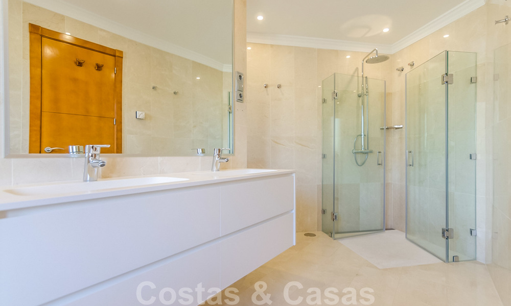 Amplio apartamento totalmente renovado con impresionantes vistas al mar en venta en un prestigioso complejo en Nueva Andalucía 20195