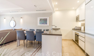 Amplio apartamento totalmente renovado con impresionantes vistas al mar en venta en un prestigioso complejo en Nueva Andalucía 20198 