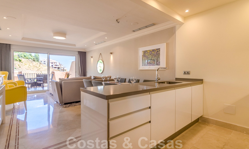 Amplio apartamento totalmente renovado con impresionantes vistas al mar en venta en un prestigioso complejo en Nueva Andalucía 20201