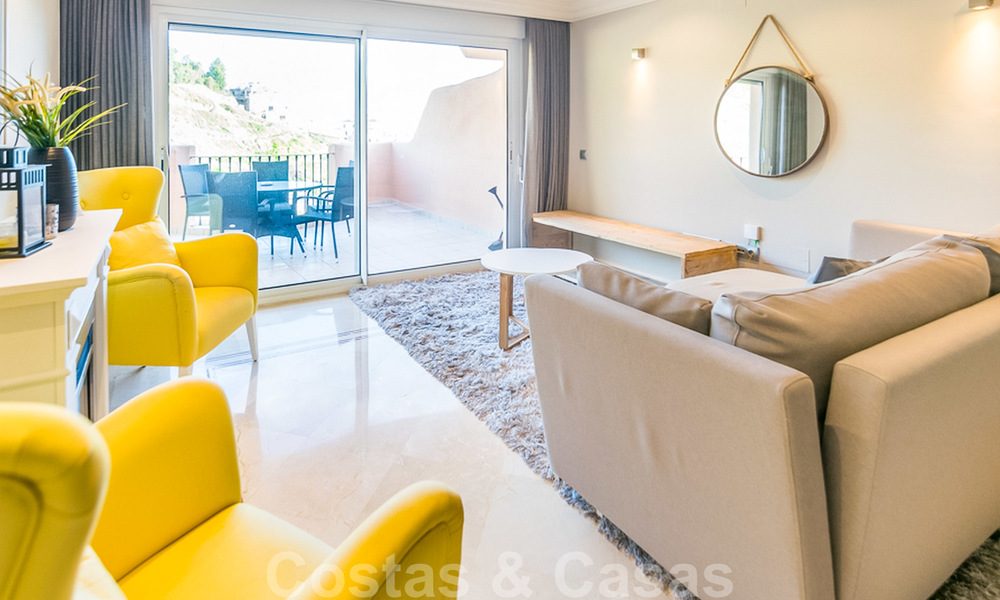 Amplio apartamento totalmente renovado con impresionantes vistas al mar en venta en un prestigioso complejo en Nueva Andalucía 20203