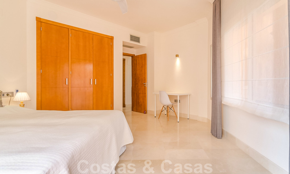 Amplio apartamento totalmente renovado con impresionantes vistas al mar en venta en un prestigioso complejo en Nueva Andalucía 20204