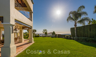 Villa de lujo en venta de estilo clásico con vistas al mar en zona de golf en Marbella - Benahavis 41495 