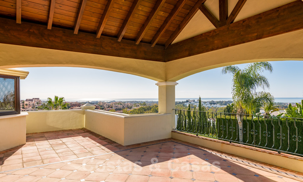 Villa de lujo en venta de estilo clásico con vistas al mar en zona de golf en Marbella - Benahavis 41500