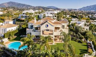 Villa de lujo en venta de estilo clásico con vistas al mar en zona de golf en Marbella - Benahavis 41513 