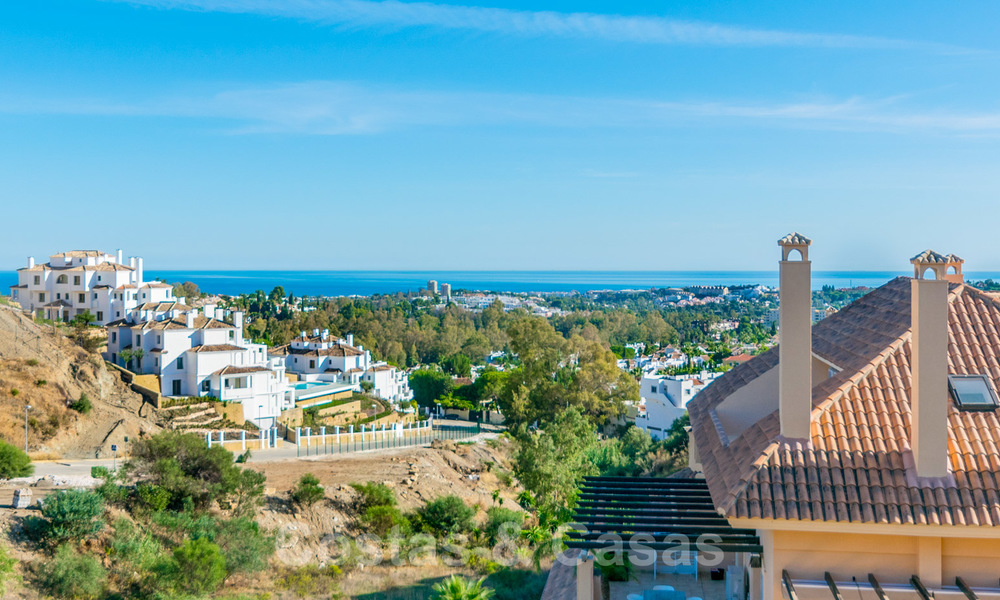 Raro y muy impresionante ático con una enorme terraza y unas vistas al mar increíbles en venta en Nueva Andalucía 20328