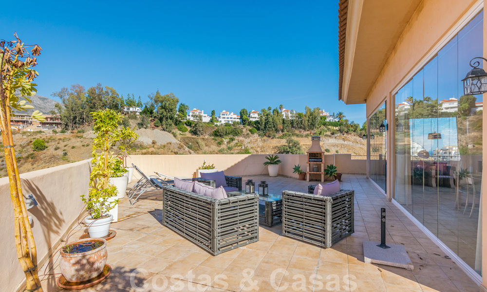 Raro y muy impresionante ático con una enorme terraza y unas vistas al mar increíbles en venta en Nueva Andalucía 20346