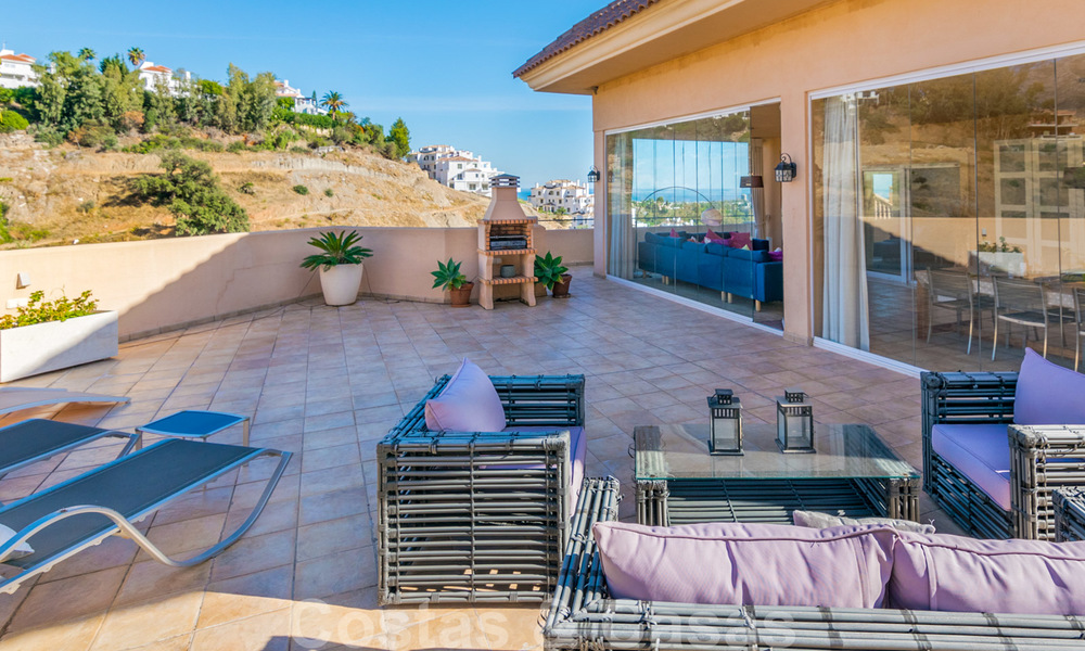 Raro y muy impresionante ático con una enorme terraza y unas vistas al mar increíbles en venta en Nueva Andalucía 20347