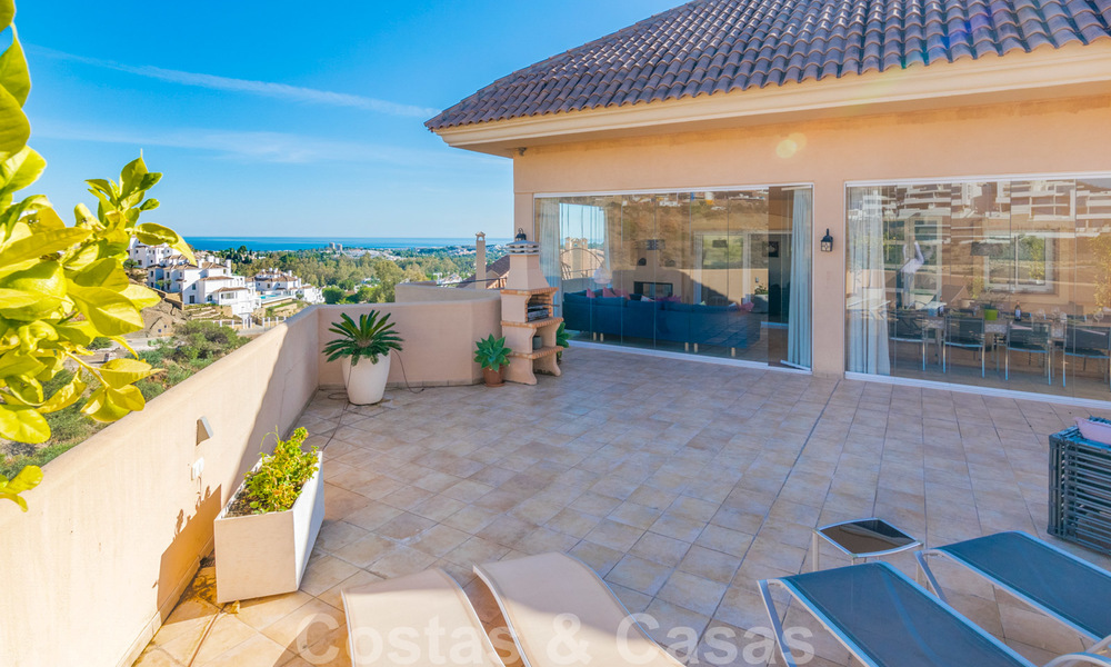 Raro y muy impresionante ático con una enorme terraza y unas vistas al mar increíbles en venta en Nueva Andalucía 20349