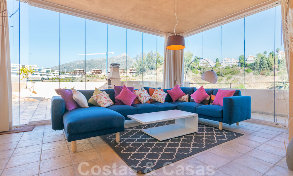 Raro y muy impresionante ático con una enorme terraza y unas vistas al mar increíbles en venta en Nueva Andalucía 20360