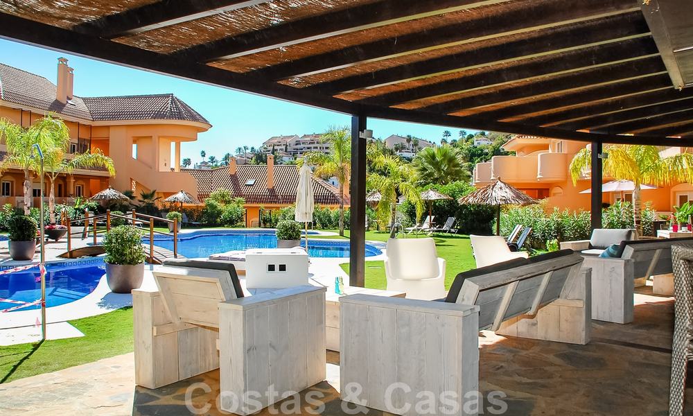 Raro y muy impresionante ático con una enorme terraza y unas vistas al mar increíbles en venta en Nueva Andalucía 20386