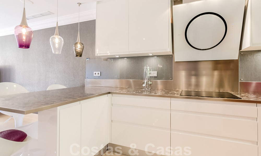 Atractivo apartamento totalmente renovado en un prestigioso complejo en venta, Nueva Andalucía, Marbella 20628