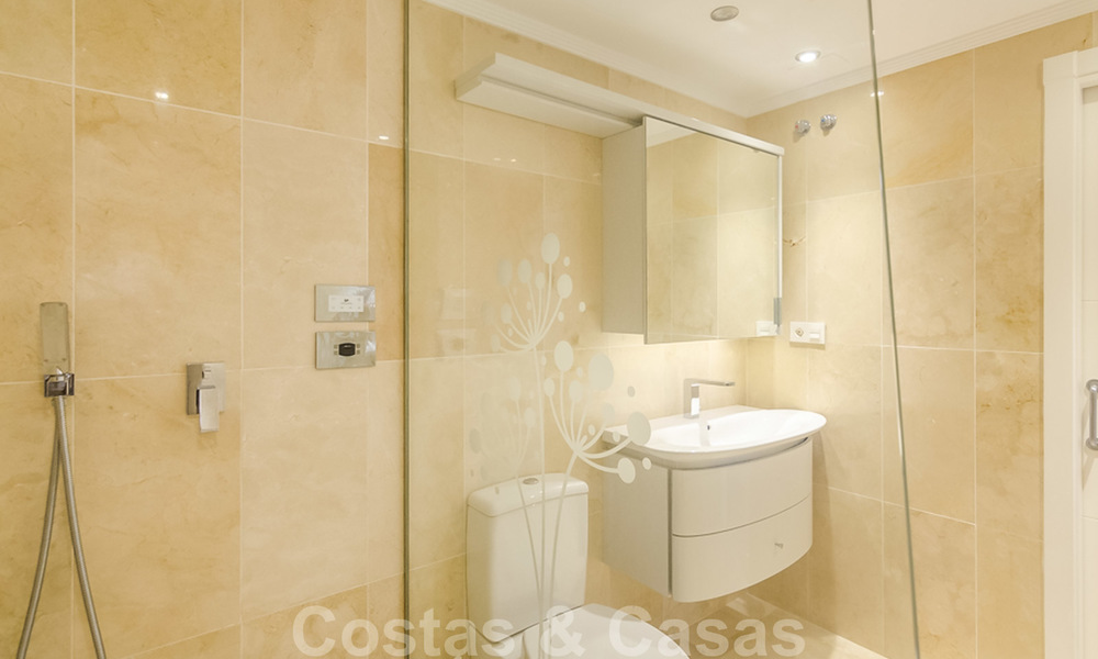 Atractivo apartamento totalmente renovado en un prestigioso complejo en venta, Nueva Andalucía, Marbella 20632