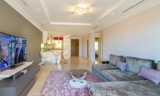 Atractivo apartamento totalmente renovado en un prestigioso complejo en venta, Nueva Andalucía, Marbella 20645 