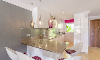 Atractivo apartamento totalmente renovado en un prestigioso complejo en venta, Nueva Andalucía, Marbella 20650 
