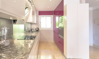Atractivo apartamento totalmente renovado en un prestigioso complejo en venta, Nueva Andalucía, Marbella 20652 