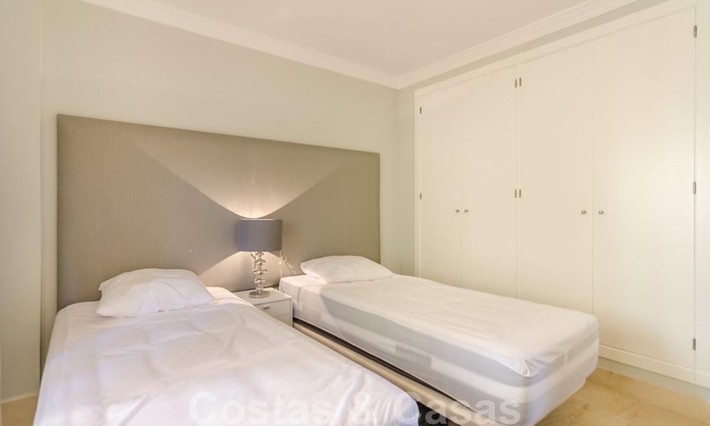 Atractivo apartamento totalmente renovado en un prestigioso complejo en venta, Nueva Andalucía, Marbella 20655