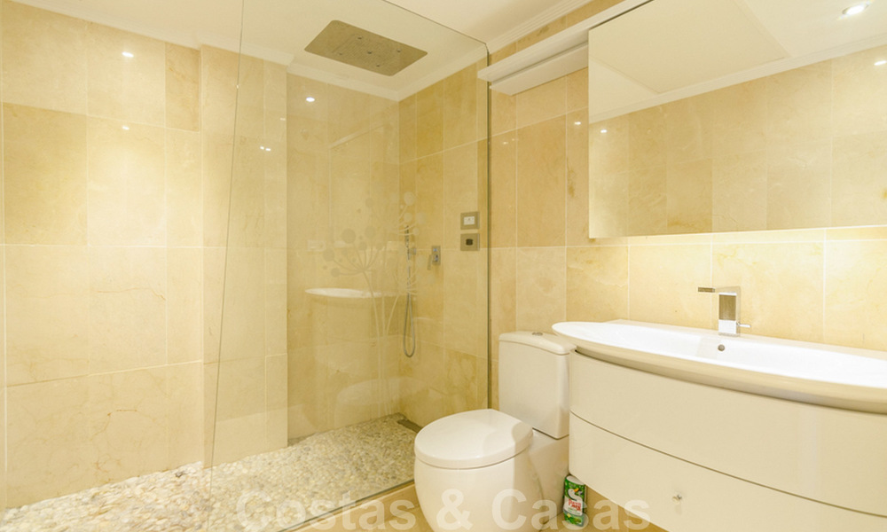 Atractivo apartamento totalmente renovado en un prestigioso complejo en venta, Nueva Andalucía, Marbella 20656