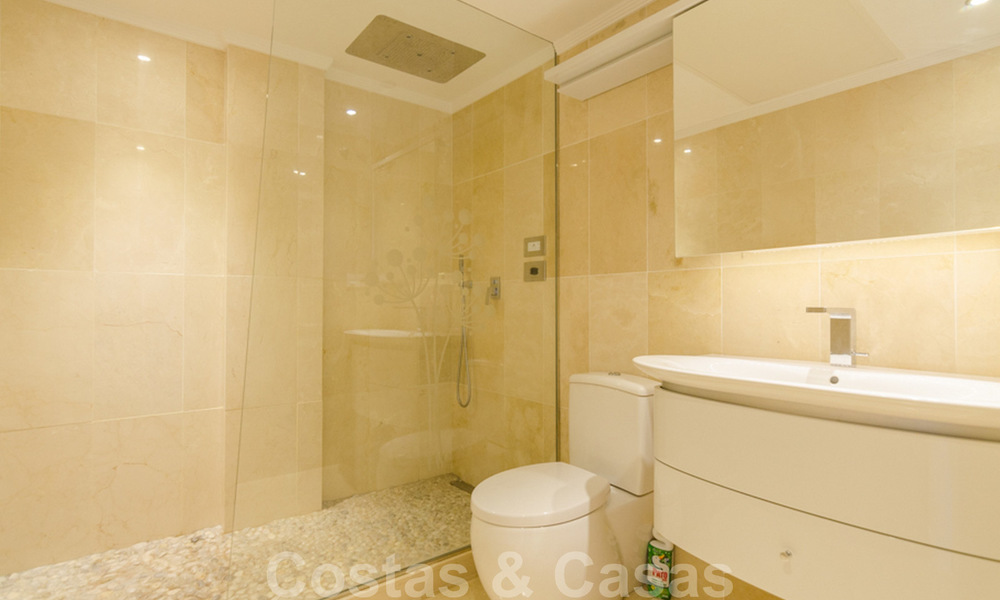 Atractivo apartamento totalmente renovado en un prestigioso complejo en venta, Nueva Andalucía, Marbella 20657