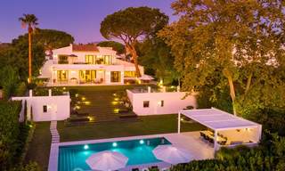 Se vende villa, obra maestra moderno-mediterránea con vistas panorámicas al mar, al golf y a la montaña, Nueva Andalucía, Marbella 20493 