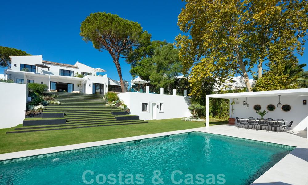 Se vende villa, obra maestra moderno-mediterránea con vistas panorámicas al mar, al golf y a la montaña, Nueva Andalucía, Marbella 20501