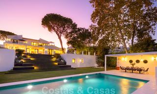 Se vende villa, obra maestra moderno-mediterránea con vistas panorámicas al mar, al golf y a la montaña, Nueva Andalucía, Marbella 20514 
