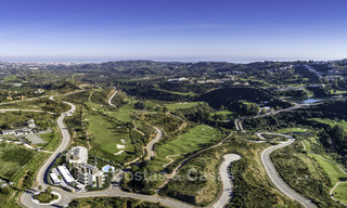 Atractivo terreno de construcción con orientación sur y vistas espectaculares en venta, en un complejo de golf de clase mundial, Mijas, Costa del Sol 20698 