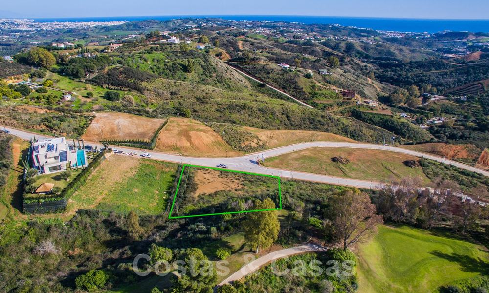 Atractivo terreno de construcción con orientación sur y vistas espectaculares en venta, en un complejo de golf de clase mundial, Mijas, Costa del Sol 24099