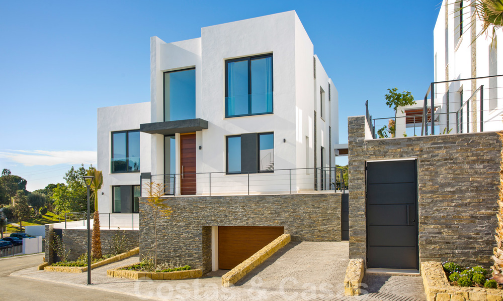 Se venden nuevas y modernas villas adosadas con impresionantes vistas al mar, en Marbella Este 20572