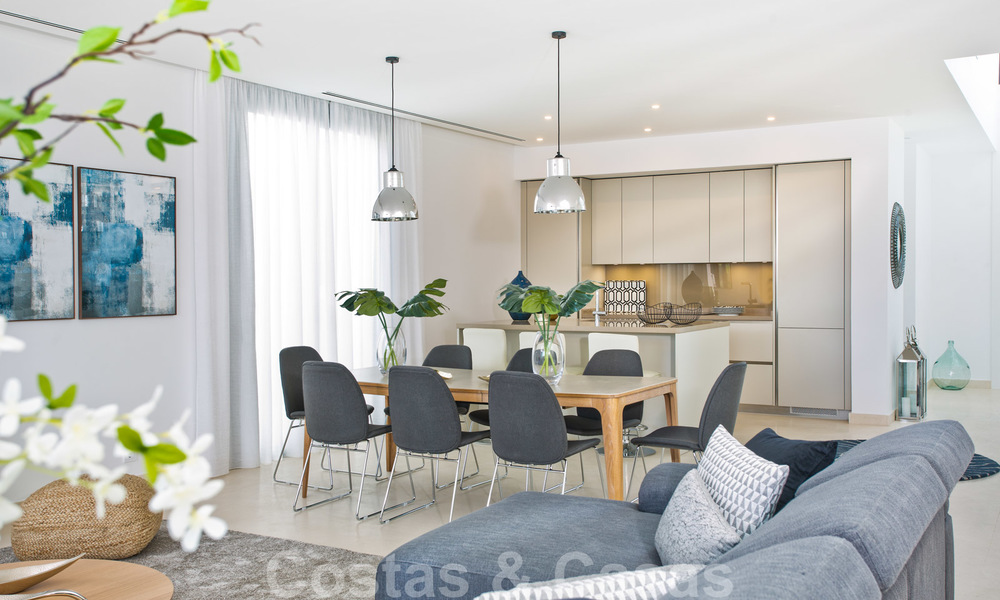 Se venden nuevas y modernas villas adosadas con impresionantes vistas al mar, en Marbella Este 20585