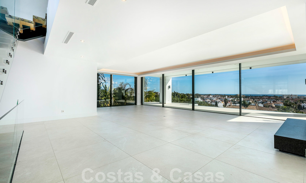 VENDIDO. Se vende villa contemporánea super lujosa con vistas al mar y a la montaña, lista para ser habitada en el Triángulo de Oro de Benahavis, Estepona, Marbella 20755
