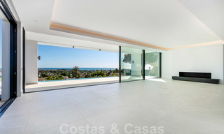 VENDIDO. Se vende villa contemporánea super lujosa con vistas al mar y a la montaña, lista para ser habitada en el Triángulo de Oro de Benahavis, Estepona, Marbella 20756 