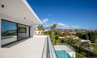 VENDIDO. Se vende villa contemporánea super lujosa con vistas al mar y a la montaña, lista para ser habitada en el Triángulo de Oro de Benahavis, Estepona, Marbella 20768 