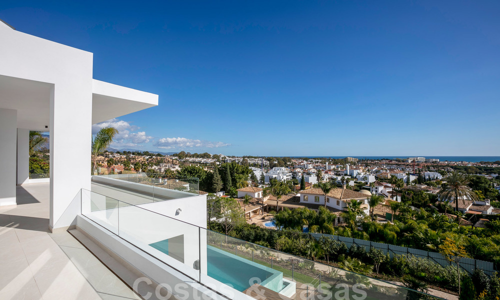 VENDIDO. Se vende villa contemporánea super lujosa con vistas al mar y a la montaña, lista para ser habitada en el Triángulo de Oro de Benahavis, Estepona, Marbella 20769